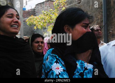(150315) -- LAHORE, 15 marzo 2015 -- le donne cristiane pakistane piangono per la morte dei loro parenti a seguito di attentati suicidi alle chiese di Lahore del Pakistan orientale il 15 marzo 2015. Almeno 14 persone sono state uccise e 78 feriti quando due attentatori suicidi si sono fatti saltare in aria all'ingresso delle chiese nella città orientale del Pakistan di Lahore domenica, hanno detto fonti ospedaliere. ) FOCUS PAKISTAN-LAHORE-CHURCH-ATTACK Sajjad PUBLICATIONxNOTxINxCHN Lahore 15 marzo 2015 donne cristiane pakistane Morne sulla morte dei loro parenti a seguito di attentati suicidi ALLE chiese in EAS Foto Stock