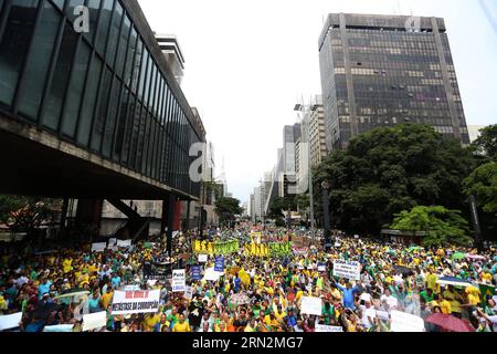 (150315) -- SAN PAOLO, 15 marzo 2015 -- i manifestanti gridano slogan durante una protesta contro il governo del presidente brasiliano Dilma Rousseff, a San Paolo, Brasile, il 15 marzo 2015. I gruppi di opposizione hanno chiesto proteste domenica in tutto il Brasile contro la gestione del governo di Rousseff e i casi denunciati di corruzione, principalmente quello che riguarda la compagnia petrolifera statale Petrobras. Rahel Patrasso) (jp) BRASILE-SAN PAOLO-SOCIETÀ-PROTESTA e RahelxPatrasso PUBLICATIONxNOTxINxCHN San Paolo 15 marzo 2015 manifestanti slogan Shout durante una protesta contro il governo del Foto Stock