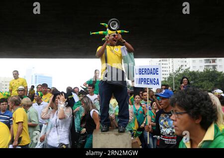 (150315) -- SAN PAOLO, 15 marzo 2015 -- i manifestanti gridano slogan durante una protesta contro il governo del presidente brasiliano Dilma Rousseff, a San Paolo, Brasile, il 15 marzo 2015. I gruppi di opposizione hanno chiesto proteste domenica in tutto il Brasile contro la gestione del governo di Rousseff e i casi denunciati di corruzione, principalmente quello che riguarda la compagnia petrolifera statale Petrobras. Rahel Patrasso) (jp) BRASILE-SAN PAOLO-SOCIETÀ-PROTESTA e RahelxPatrasso PUBLICATIONxNOTxINxCHN San Paolo 15 marzo 2015 manifestanti slogan Shout durante una protesta contro il governo del Foto Stock