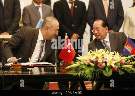 (150316) -- PHNOM PENH, 16 marzo 2015 -- il ministro degli Esteri cambogiano Hor Namhong (R) e la sua controparte turca in visita Mevlut Cavusoglu partecipano a una conferenza stampa congiunta a Phnom Penh, Cambogia, 16 marzo 2015. ) CAMBOGIA-PHNOM PENH-TURCHIA-FM-CONFERENZA STAMPA Phearum PUBLICATIONxNOTxINxCHN Phnom Penh 16 marzo 2015 i ministri degli Esteri cambogiani Hor Namhong r e la sua parte turca in visita partecipano a una conferenza stampa congiunta a Phnom Penh Cambogia 16 marzo 2015 Cambogia Phnom Penh Turchia FM Conferenza stampa Phearum PUBLICATIONTxINxCHN Foto Stock