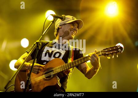 (150316) - BOGOTÀ, 15 marzo 2015 - l'artista francese Manu Chao si esibisce con la sua band la Ventura a Bogotà, capitale della Colombia, il 15 marzo 2015. Manu Chao è in tour in Colombia. ) (Rhj) COLOMBIA-BOGOTA-MUSIC-MANU CHAO JhonxPaz PUBLICATIONxNOTxINxCHN Bogota 15 marzo 2015 l'artista francese Manu Chao si esibisce con il suo Tie la Ventura a Bogotà capitale della Colombia IL 15 marzo 2015 Manu Chao È IN tour in Colombia Colombia Bogotà musica Bogotà Manu Chao PUBLICATIONxINxCHN Foto Stock