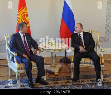 (150316) -- MOSCA, 16 marzo 2015 -- il presidente russo Vladimir Putin (R) incontra il suo omologo in visita in Kirghizistan Alazbek Atambayev a San Pietroburgo, Russia, il 16 marzo 2015. È stata la prima apparizione pubblica del leader russo in 10 giorni. ) RUSSIA-ST. PETERSBURG-PUTIN-ATAMBAYEV-MEETING RIAxNovosti PUBLICATIONxNOTxINxCHN Mosca 16 marzo 2015 il presidente russo Vladimir Putin r incontra con la sua visita in Kirghizistan parte Atambayev a San Pietroburgo in Russia IL 16 marzo 2015 IT What the Russian leader'S first public appearance in 10 giorni Russia San Pietroburgo Putin Atambayev Meeting PUBLICATIONxNOT Foto Stock