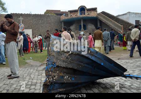 I cristiani pakistani si riuniscono fuori da una chiesa nella parte orientale di Lahore il 16 marzo 2015, in segno di protesta contro gli attentati suicidi contro le chiese da parte di militanti talebani. Almeno 15 persone sono rimaste uccise e più di 70 feriti quando due attentatori suicidi talebani hanno attaccato chiese a Lahore domenica, dicono i rapporti. ) PAKISTAN-LAHORE-CHURCH-TWIN BLASTS-PROTESTA JamilxAhmed PUBLICATIONxNOTxINxCHN i cristiani pakistani si riuniscono al di fuori di una Chiesa nella Lahore del Pakistan orientale IL 16 marzo 2015 in segno di protesta contro gli attacchi suicidi perpetrati CONTRO LE chiese da militanti talebani almeno 15 celebrità Foto Stock