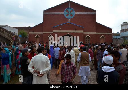 I cristiani pakistani si riuniscono fuori da una chiesa nella parte orientale di Lahore il 16 marzo 2015, in segno di protesta contro gli attentati suicidi contro le chiese da parte di militanti talebani. Almeno 15 persone sono rimaste uccise e più di 70 feriti quando due attentatori suicidi talebani hanno attaccato chiese a Lahore domenica, dicono i rapporti. ) PAKISTAN-LAHORE-CHURCH-TWIN BLASTS-PROTESTA JamilxAhmed PUBLICATIONxNOTxINxCHN i cristiani pakistani si riuniscono al di fuori di una Chiesa nella Lahore del Pakistan orientale IL 16 marzo 2015 in segno di protesta contro gli attacchi suicidi perpetrati CONTRO LE chiese da militanti talebani almeno 15 celebrità Foto Stock