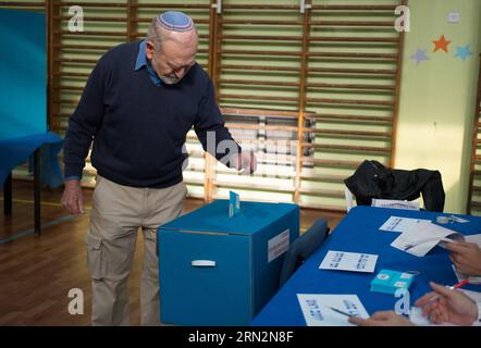 (150317) -- GERUSALEMME, 17 marzo 2015 -- un residente israeliano pronuncia il suo voto in una sede elettorale durante le elezioni parlamentari a Gerusalemme, il 17 marzo 2015. Israele ha tenuto elezioni parlamentari martedì. ) MIDEAST-JERUSALEM-ISRAEL-ELECTION-VOTE LixRui PUBLICATIONxNOTxINxCHN Gerusalemme 17 marzo 2015 al residente israeliano pronuncia il suo voto IN una stazione di polling durante le ELEZIONI parlamentari a Gerusalemme IL 17 marzo 2015 Israele eroe ELEZIONI parlamentari martedì Mideast Gerusalemme Israele VOTO ELETTORALE PUBLICATIONxNOTxINxCHN Foto Stock