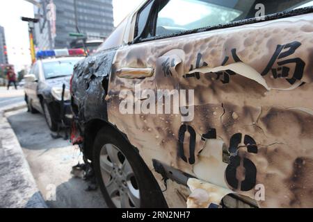 Un'auto della polizia bruciata è stata vista sul luogo dell'incendio nel parcheggio della stazione di polizia di Songshan a Taipei, nel sud-est della Cina a Taiwan, il 18 marzo 2015. L'incendio, che si sospetta sia doloso, ha bruciato 11 motociclette della polizia e due auto della polizia di fronte alla stazione di polizia mercoledì mattina. Le indagini sono in corso. ) (lfj) CHINA-TAIPEI-POLICE STATION-FIRE (CN) JinxLiwang PUBLICATIONxNOTxINxCHN un'auto della polizia bruciata È Lakes PRESSO il sito del fuoco PRESSO il parcheggio della stazione di polizia Song Shan a Taipei, nella Cina sudorientale, TAIWAN, 18 marzo 2015 l'incendio che SI sospetta sia stato incendio doloso bruciato 1 Foto Stock