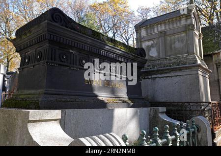 La tomba nera dell'artista francese Eugène Delacroix nel cimitero di Père-Lachaise a Parigi. Foto Stock