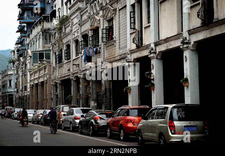 La foto scattata il 19 aprile 2014 mostra gli edifici Qilou di stili diversi nella città di Wuzhou, nella regione autonoma Guangxi Zhuang del sud-ovest della Cina. Gli edifici Qilou, o portici, furono popolari in Europa e furono poi introdotti al mondo. Il primo edificio Qilou della Cina è stato costruito a Guangzhou, capitale della provincia del Guangdong della Cina meridionale, che è anche tra le prime città costiere ad abbracciare la cultura straniera e iniziare la modernizzazione. Negli anni '30 e '40, l'architettura Qilou iniziò a prevalere nelle parti meridionali della Cina come Guangdong, Guangxi, Hainan e Fujian, e gradualmente divenne un disti Foto Stock