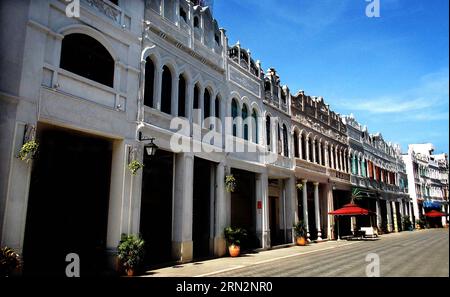 La foto scattata l'8 marzo 2015 mostra edifici Qilou di stili diversi in una strada commerciale nella città di Zhongshan, nella provincia del Guangdong della Cina meridionale. Gli edifici Qilou, o portici, furono popolari in Europa e furono poi introdotti al mondo. Il primo edificio Qilou della Cina è stato costruito a Guangzhou, capitale della provincia del Guangdong della Cina meridionale, che è anche tra le prime città costiere ad abbracciare la cultura straniera e iniziare la modernizzazione. Negli anni '30 e '40, l'architettura Qilou iniziò a prevalere nelle parti meridionali della Cina come Guangdong, Guangxi, Hainan e Fujian, e gradualmente divenne Foto Stock