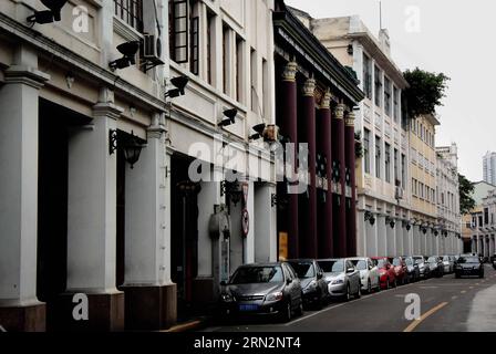 La foto scattata l'8 marzo 2015 mostra edifici Qilou di stili diversi in una strada commerciale nella città di Zhongshan, nella provincia del Guangdong della Cina meridionale. Gli edifici Qilou, o portici, furono popolari in Europa e furono poi introdotti al mondo. Il primo edificio Qilou della Cina è stato costruito a Guangzhou, capitale della provincia del Guangdong della Cina meridionale, che è anche tra le prime città costiere ad abbracciare la cultura straniera e iniziare la modernizzazione. Negli anni '30 e '40, l'architettura Qilou iniziò a prevalere nelle parti meridionali della Cina come Guangdong, Guangxi, Hainan e Fujian, e gradualmente divenne Foto Stock
