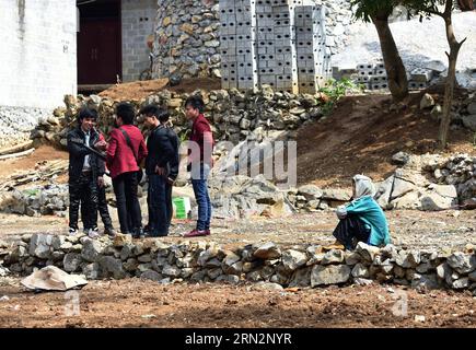 (150318) -- NANNING, 18 marzo 2015 -- alcuni giovani si preparano per la loro esibizione durante un gala di festa primaverile nel villaggio di Nongding nella contea di Bansheng, nella regione autonoma del Guangxi Zhuang, nella Cina meridionale, 19 febbraio 2015. I villaggi di Nongding e Nongchao si trovano nella contea di Bansheng, un'area rurale di inabitabile topografia carsica nel Guangxi, secondo le conclusioni di alcuni funzionari dell'Organizzazione delle Nazioni Unite per l'alimentazione e l'agricoltura (FAO). I residenti locali, la maggior parte dei quali appartengono al gruppo etnico Yao, hanno una tradizione stravagante che vanta costumi festivi colorati, tamburo di bronzo e dan Foto Stock