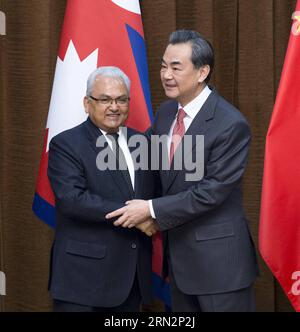 (150318) - PECHINO, 18 marzo 2015 - il ministro degli Esteri cinese Wang Yi(R) incontra il ministro degli Esteri del Nepal Mahendra Bahadur Pandey a Pechino, Cina, il 18 marzo 2015.) (Qhs) CHINA-NEPAL-FM-MEETING WangxHua PUBLICATIONxNOTxINxCHN Pechino 18 marzo 2015 i ministri degli Esteri cinesi Wang Yi r si incontrano con i ministri degli Esteri del Nepal Mahendra Bahadur Pandey a Pechino in Cina IL 18 marzo 2015 qhs China Nepal FM Meeting PUBLICATIONxNOTxINxCHN Foto Stock