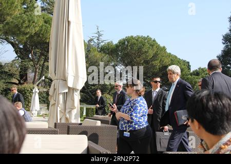 (150318) -- LOSANNA, 18 marzo 2015 -- il Segretario di Stato americano John Kerry (2nd R) arriva per i colloqui nucleari a Losanna, in Svizzera, il 18 marzo 2015. Alti funzionari dell’Iran e dei paesi P5+1 (Stati Uniti, Cina, Russia, Francia, Gran Bretagna, più Germania) mercoledì ha dato il via a un nuovo ciclo di colloqui nucleari nella città svizzera di Losanna. ) COLLOQUI NUCLEARI SVIZZERA-LOSANNA ZhangxMiao PUBLICATIONxNOTxINxCHN Losanna 18 marzo 2015 il Segretario di Stato americano John Kerry 2° r arriva per colloqui nucleari a Losanna in Svizzera IL 18 marzo 2015 alti funzionari dell'Iran e del Countri Foto Stock