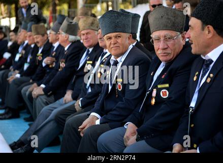 (150319) -- CANAKKALE, veterani turchi partecipano alla cerimonia di commemorazione per il 100° anniversario della campagna di Gallipoli a Canakkale, 18 marzo 2015. Mercoledì la Turchia ha commemorato il 100° anniversario della campagna di Gallipoli da parte degli Alleati nella prima guerra mondiale nella città sud-occidentale di Canakkale. Più di 1.000 persone, tra cui soldati e funzionari governativi, hanno partecipato alla cerimonia di commemorazione a Canakkale, a circa 340 chilometri a sud-ovest di Istanbul. La campagna di Gallipoli, nota anche come campagna dei Dardanelli, fu una battaglia della prima guerra mondiale che ebbe luogo nella penisola di Gallipoli nell'o Foto Stock