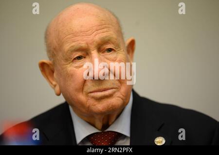 (150319) -- MOSCA, 19 marzo 2015 -- l'ex cosmonauta sovietico Alexey Leonov parla per il 50° anniversario della sua passeggiata spaziale al Museo commemorativo dello spazio di Mosca, in Russia, 19 marzo 2015. Leonov è stato il primo umano a condurre attività extra-veicolari nello spazio, uscendo dalla capsula durante la missione Voskhod-2 per una passeggiata spaziale di 12 minuti il 18 marzo 1965. ) RUSSIA-MOSCA-ALEXEY LEONOV-SPACEWALK-ANNIVERSARY PavelxBednyakov PUBLICATIONxNOTxINxCHN Mosca 19 marzo 2015 l'ex cosmonauta sovietico Alexey Leonov parla per il 50° anniversario della sua Space Walk PRESSO lo Space Memorial Museum di Mosca russi Foto Stock