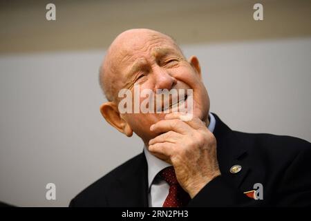 (150319) -- MOSCA, 19 marzo 2015 -- l'ex cosmonauta sovietico Alexey Leonov parla per il 50° anniversario della sua passeggiata spaziale al Museo commemorativo dello spazio di Mosca, in Russia, 19 marzo 2015. Leonov è stato il primo umano a condurre attività extra-veicolari nello spazio, uscendo dalla capsula durante la missione Voskhod-2 per una passeggiata spaziale di 12 minuti il 18 marzo 1965. ) RUSSIA-MOSCA-ALEXEY LEONOV-SPACEWALK-ANNIVERSARY PavelxBednyakov PUBLICATIONxNOTxINxCHN Mosca 19 marzo 2015 l'ex cosmonauta sovietico Alexey Leonov parla per il 50° anniversario della sua Space Walk PRESSO lo Space Memorial Museum di Mosca russi Foto Stock