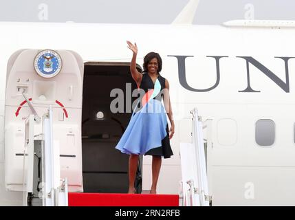 (150322) - SIEM REAP, 22 marzo 2015 -- la first lady statunitense Michelle Obama ondata dall'aereo a Siem Reap, Cambogia, 22 marzo 2015. La first lady statunitense Michelle Obama se n'è andata domenica per gli Stati Uniti dopo una visita di tre giorni. )(lyi) CAMBODIA-SIEM REAP-MICHELLE OBAMA-RETURN Sovanna PUBLICATIONxNOTxINxCHN Siem Reap 22 marzo 2015 la First Lady Michelle Obama Waves from the Plane in Siem Reap Cambogia 22 marzo 2015 la First Lady statunitense Michelle Obama ha lasciato qui domenica per gli Stati Uniti dopo una visita di tre giorni lyi Cambogia Siem Reap Michelle Obama restituisce Sovanna PUBLICATIONxNOTxINxCHN Foto Stock