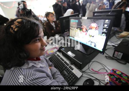 (150322) -- GAZA, 22 marzo 2015 -- uno studente palestinese frequenta una lezione in un laboratorio informatico in una scuola gestita dalle Nazioni Unite che viene riaperta dopo essere stata danneggiata durante la guerra tra Israele e militanti di Hamas nel villaggio di Khuzaa nella città meridionale di Khan Yunis nella Striscia di Gaza, il 22 marzo 2015. MIDEAST-GAZA-REOPEN-SCHOOL KhaledxOmar PUBLICATIONxNOTxINxCHN Gaza 22 marzo 2015 uno studente PALESTINESE frequenta una lezione in un laboratorio di computer PRESSO una scuola di esecuzione delle Nazioni Unite che VIENE riaperta dopo che ciò che è stato danneggiato durante il era tra Israele e Hamas militante nel villaggio della Striscia di Gaza meridionale città di Khan Foto Stock