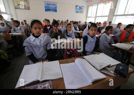 (150322) -- GAZA, 22 marzo 2015 -- studenti palestinesi frequentano una lezione in una scuola gestita dalle Nazioni Unite che viene riaperta dopo essere stata danneggiata durante la guerra tra Israele e i militanti di Hamas nel villaggio di Khuzaa, nella parte meridionale della Striscia di Gaza, nella città di Khan Yunis, il 22 marzo 2015. ) MIDEAST-GAZA-REOPEN-SCHOOL KhaledxOmar PUBLICATIONxNOTxINxCHN Gaza 22 marzo 2015 studenti PALESTINESI frequentano una lezione PRESSO una scuola di esecuzione delle Nazioni Unite che VIENE riaperta dopo che È stata danneggiata durante la guerra tra Israele e Hamas militante nel villaggio della Striscia meridionale di Gaza città di Khan Yunis IL 22 marzo 2015 Mideast Gaza riaprì scuola PU Foto Stock