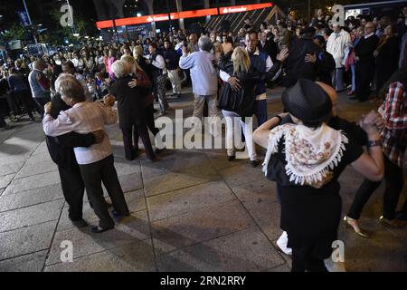 (150323) -- MONTEVIDEO, 22 marzo 2015 -- le coppie ballano tango durante un evento chiamato "Milonga inadeguata" , in piazza Entrevero, a Montevideo, capitale dell'Uruguay, il 22 marzo 2015. Secondo la stampa locale, l'evento Milonga inadeguato si è svolto come protesta dopo che due donne sono state espulse domenica dall'evento Milonga in piazza Entrevero per ballare insieme. Nicolas Celaya) (da) URUGUAY-MONTEVIDEO-SOCIETY-PROTEST e NICOLASxCELAYA PUBLICATIONxNOTxINxCHN Montevideo 22 marzo 2015 coppie Dance Tango durante a evento chiamato inadeguato nella piazza Entrevero a Montevideo capitale di Foto Stock