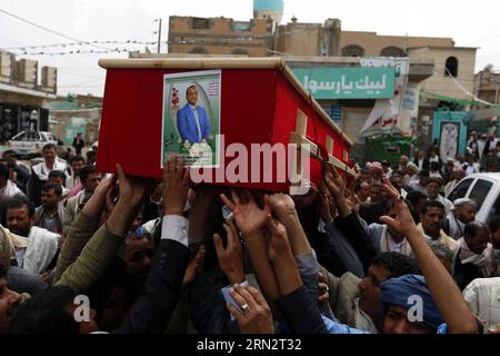 (150323) -- SANAA, 23 marzo 2015 -- la gente porta una bara durante un funerale per le vittime degli attentati suicidi di venerdì a Sanaa, Yemen, il 23 marzo 2015. Il popolo yemenita ha tenuto un funerale per coloro che sono stati uccisi in attentati suicidi a Sanaa venerdì. Lo Stato islamico ha lanciato quattro attacchi di bombardamento in Yemen venerdì che hanno ucciso almeno 154 persone e ferito altre 350. ) YEMEN-SANAA-ATTENTATI-VITTIME-FUNERALE HanixAli PUBLICATIONxNOTxINxCHN Sanaa 23 marzo 2015 le celebrità portano un Coffin durante un funerale per le vittime negli attentati suicidi ALLE moschee A p. Foto Stock