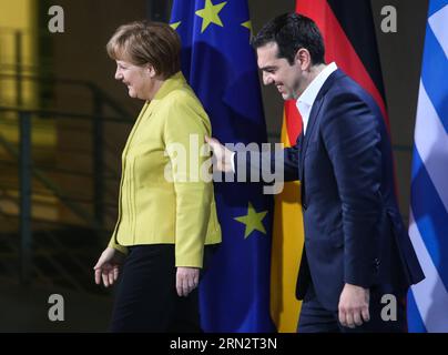 (150323) -- BERLINO, 23 marzo 2015 -- il cancelliere tedesco Angela Merkel (L) e il primo ministro greco Alexis Tsipras partecipano a una conferenza stampa congiunta dopo la loro riunione alla Cancelleria di Berlino, in Germania, il 23 marzo 2015. Il cancelliere tedesco Angela Merkel ha detto lunedì che la Germania vuole una Grecia forte con crescita e disoccupazione ridotta, mentre esorta la Grecia a continuare le riforme strutturali. ) GERMANIA-BERLINO-GRECIA-PM-MEETING ZhangxFan PUBLICATIONxNOTxINxCHN Berlino 23 marzo 2015 la Cancelliera tedesca Angela Merkel l e i primi ministri greci Alexis Tsipras partecipano a una conferenza stampa congiunta dopo Foto Stock