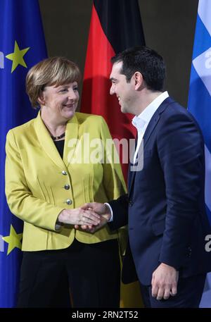 (150323) -- BERLINO, 23 marzo 2015 -- il cancelliere tedesco Angela Merkel (L) e il primo ministro greco Alexis Tsipras partecipano a una conferenza stampa congiunta dopo la loro riunione alla Cancelleria di Berlino, in Germania, il 23 marzo 2015. Il cancelliere tedesco Angela Merkel ha detto lunedì che la Germania vuole una Grecia forte con crescita e disoccupazione ridotta, mentre esorta la Grecia a continuare le riforme strutturali. ) GERMANIA-BERLINO-GRECIA-PM-MEETING ZhangxFan PUBLICATIONxNOTxINxCHN Berlino 23 marzo 2015 la Cancelliera tedesca Angela Merkel l e i primi ministri greci Alexis Tsipras partecipano a una conferenza stampa congiunta dopo Foto Stock