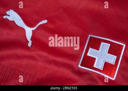 Logo Puma e bandiera svizzera su una maglia da calcio nazionale svizzera Foto Stock