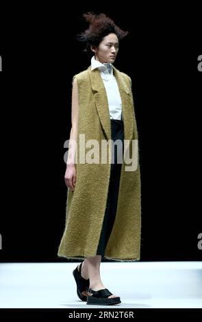 (150324) -- PECHINO, 23 marzo 2015 -- Un modello presenta una creazione durante il Marisfrolg Fashion Show Autunno/Inverno a Pechino, capitale della Cina, 23 marzo 2015. ) (mp) CHINA-BEIJING-FASHION SHOW (CN) ChenxJianli PUBLICATIONxNOTxINxCHN Pechino 23 marzo 2015 un modello presenta una creazione durante il Fashion Show Case Winter a Pechino capitale della Cina 23 marzo 2015 MP China Beijing Fashion Show CN ChenxJianli PUBLICATIONxNOTxINxCHN Foto Stock