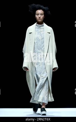 (150324) -- PECHINO, 23 marzo 2015 -- Un modello presenta una creazione durante il Marisfrolg Fashion Show Autunno/Inverno a Pechino, capitale della Cina, 23 marzo 2015. ) (mp) CHINA-BEIJING-FASHION SHOW (CN) ChenxJianli PUBLICATIONxNOTxINxCHN Pechino 23 marzo 2015 un modello presenta una creazione durante il Fashion Show Case Winter a Pechino capitale della Cina 23 marzo 2015 MP China Beijing Fashion Show CN ChenxJianli PUBLICATIONxNOTxINxCHN Foto Stock
