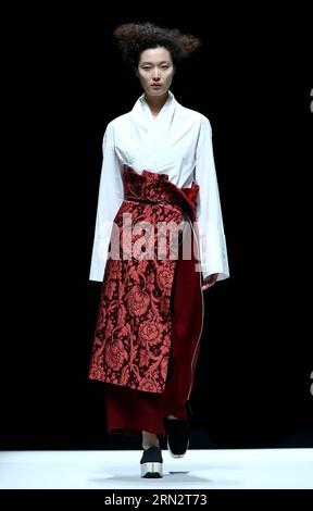 (150324) -- PECHINO, 23 marzo 2015 -- Un modello presenta una creazione durante il Marisfrolg Fashion Show Autunno/Inverno a Pechino, capitale della Cina, 23 marzo 2015. ) (mp) CHINA-BEIJING-FASHION SHOW (CN) ChenxJianli PUBLICATIONxNOTxINxCHN Pechino 23 marzo 2015 un modello presenta una creazione durante il Fashion Show Case Winter a Pechino capitale della Cina 23 marzo 2015 MP China Beijing Fashion Show CN ChenxJianli PUBLICATIONxNOTxINxCHN Foto Stock