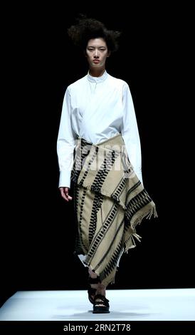 (150324) -- PECHINO, 23 marzo 2015 -- Un modello presenta una creazione durante il Marisfrolg Fashion Show Autunno/Inverno a Pechino, capitale della Cina, 23 marzo 2015. ) (mp) CHINA-BEIJING-FASHION SHOW (CN) ChenxJianli PUBLICATIONxNOTxINxCHN Pechino 23 marzo 2015 un modello presenta una creazione durante il Fashion Show Case Winter a Pechino capitale della Cina 23 marzo 2015 MP China Beijing Fashion Show CN ChenxJianli PUBLICATIONxNOTxINxCHN Foto Stock