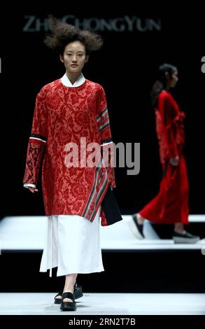 (150324) -- PECHINO, 23 marzo 2015 -- Un modello presenta una creazione durante il Marisfrolg Fashion Show Autunno/Inverno a Pechino, capitale della Cina, 23 marzo 2015. ) (mp) CHINA-BEIJING-FASHION SHOW (CN) ChenxJianli PUBLICATIONxNOTxINxCHN Pechino 23 marzo 2015 un modello presenta una creazione durante il Fashion Show Case Winter a Pechino capitale della Cina 23 marzo 2015 MP China Beijing Fashion Show CN ChenxJianli PUBLICATIONxNOTxINxCHN Foto Stock