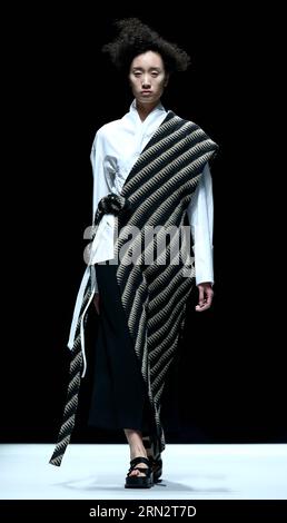 (150324) -- PECHINO, 23 marzo 2015 -- Un modello presenta una creazione durante il Marisfrolg Fashion Show Autunno/Inverno a Pechino, capitale della Cina, 23 marzo 2015. ) (mp) CHINA-BEIJING-FASHION SHOW (CN) ChenxJianli PUBLICATIONxNOTxINxCHN Pechino 23 marzo 2015 un modello presenta una creazione durante il Fashion Show Case Winter a Pechino capitale della Cina 23 marzo 2015 MP China Beijing Fashion Show CN ChenxJianli PUBLICATIONxNOTxINxCHN Foto Stock