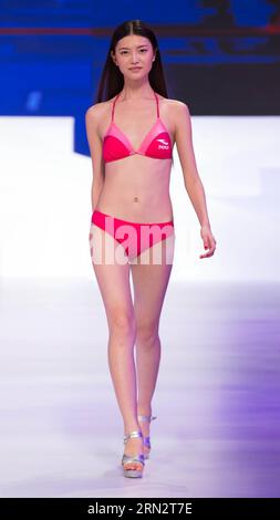 (150324) -- PECHINO, 23 marzo 2015 -- Un concorrente presenta un costume da bagno durante il 10° China Super Model Final Contest a Pechino, capitale della Cina, 23 marzo 2015. ) (mt) CHINA-BEIJING-SUPER MODEL CONTEST (CN) LixJianbo PUBLICATIONxNOTxINxCHN Pechino 23 marzo 2015 un concorrente presenta un costume da bagno durante il decimo China Super Model Final Contest a Pechino capitale della Cina 23 marzo 2015 Mt China Beijing Super Model Contest CN PUBLICATIONxNOTxINxCHN Foto Stock