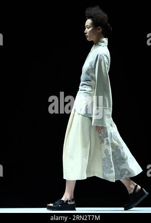 (150324) -- PECHINO, 23 marzo 2015 -- Un modello presenta una creazione durante il Marisfrolg Fashion Show Autunno/Inverno a Pechino, capitale della Cina, 23 marzo 2015. ) (mp) CHINA-BEIJING-FASHION SHOW (CN) ChenxJianli PUBLICATIONxNOTxINxCHN Pechino 23 marzo 2015 un modello presenta una creazione durante il Fashion Show Case Winter a Pechino capitale della Cina 23 marzo 2015 MP China Beijing Fashion Show CN ChenxJianli PUBLICATIONxNOTxINxCHN Foto Stock