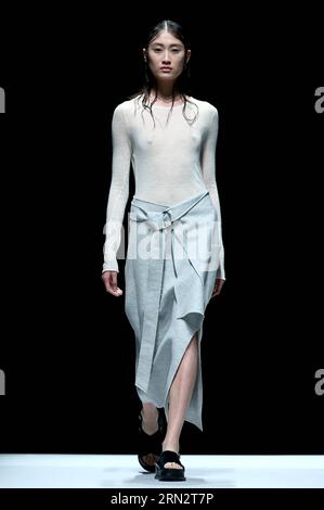 (150324) -- PECHINO, 23 marzo 2015 -- Un modello presenta una creazione durante il Marisfrolg Fashion Show Autunno/Inverno a Pechino, capitale della Cina, 23 marzo 2015. ) (mp) CHINA-BEIJING-FASHION SHOW (CN) ChenxJianli PUBLICATIONxNOTxINxCHN Pechino 23 marzo 2015 un modello presenta una creazione durante il Fashion Show Case Winter a Pechino capitale della Cina 23 marzo 2015 MP China Beijing Fashion Show CN ChenxJianli PUBLICATIONxNOTxINxCHN Foto Stock