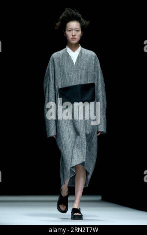 (150324) -- PECHINO, 23 marzo 2015 -- Un modello presenta una creazione durante il Marisfrolg Fashion Show Autunno/Inverno a Pechino, capitale della Cina, 23 marzo 2015. ) (mp) CHINA-BEIJING-FASHION SHOW (CN) ChenxJianli PUBLICATIONxNOTxINxCHN Pechino 23 marzo 2015 un modello presenta una creazione durante il Fashion Show Case Winter a Pechino capitale della Cina 23 marzo 2015 MP China Beijing Fashion Show CN ChenxJianli PUBLICATIONxNOTxINxCHN Foto Stock