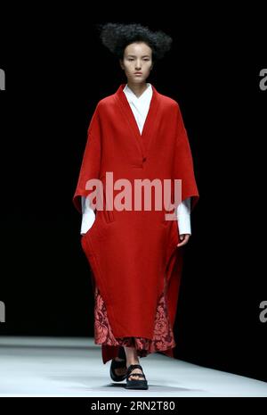 (150324) -- PECHINO, 23 marzo 2015 -- Un modello presenta una creazione durante il Marisfrolg Fashion Show Autunno/Inverno a Pechino, capitale della Cina, 23 marzo 2015. ) (mp) CHINA-BEIJING-FASHION SHOW (CN) ChenxJianli PUBLICATIONxNOTxINxCHN Pechino 23 marzo 2015 un modello presenta una creazione durante il Fashion Show Case Winter a Pechino capitale della Cina 23 marzo 2015 MP China Beijing Fashion Show CN ChenxJianli PUBLICATIONxNOTxINxCHN Foto Stock