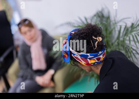 Colonia, Germania. 31 agosto 2023. I visitatori di "dieKümmerei" nel quartiere di Chorweiler chiacchierano. La struttura è destinata a fornire un accesso a bassa soglia ai servizi medici e sociali e a raggruppare le offerte di assistenza. Credito: Rolf Vennenbernd/dpa-Pool/dpa/Alamy Live News Foto Stock