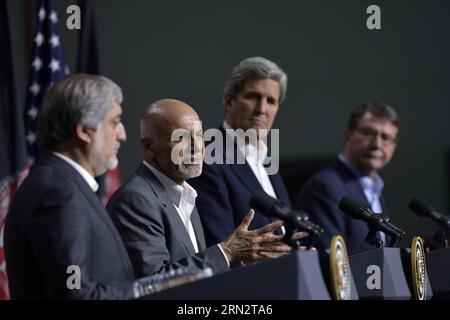 (150323) - CAMP DAVID, March. 23, 2015 -- (da R a L)Stati Uniti Il Segretario alla difesa Ashton Carter, il Segretario di Stato degli Stati Uniti John Kerry, il Presidente afghano Ashraf Ghani e l'Amministratore delegato afghano Abdullah Abdullah partecipano a una conferenza stampa a Camp David, Maryland, Stati Uniti, il 23 marzo 2015. Il segretario alla difesa degli Stati Uniti Ashton Carter ha detto lunedì che l'amministrazione Obama sta cercando finanziamenti per garantire che le truppe afghane siano mantenute al suo livello di picco mirato fino al 2017 come mossa per mostrare l'impegno degli Stati Uniti a una partnership strategica con l'Afghanistan. ) DAVID-PRESIDENTE AFGANO DEL CAMPO DEGLI STATI UNITI - VISITA YINXBOGU PUBLI Foto Stock