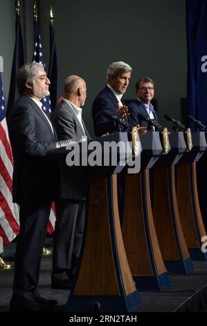 (150323) - CAMP DAVID, March. 23, 2015 -- (da R a L)Stati Uniti Il Segretario alla difesa Ashton Carter, il Segretario di Stato degli Stati Uniti John Kerry, il Presidente afghano Ashraf Ghani e l'Amministratore delegato afghano Abdullah Abdullah partecipano a una conferenza stampa a Camp David, Maryland, Stati Uniti, il 23 marzo 2015. Il segretario alla difesa degli Stati Uniti Ashton Carter ha detto lunedì che l'amministrazione Obama sta cercando finanziamenti per garantire che le truppe afghane siano mantenute al suo livello di picco mirato fino al 2017 come mossa per mostrare l'impegno degli Stati Uniti a una partnership strategica con l'Afghanistan. ) DAVID-PRESIDENTE AFGANO DEL CAMPO DEGLI STATI UNITI - VISITA YINXBOGU PUBLI Foto Stock