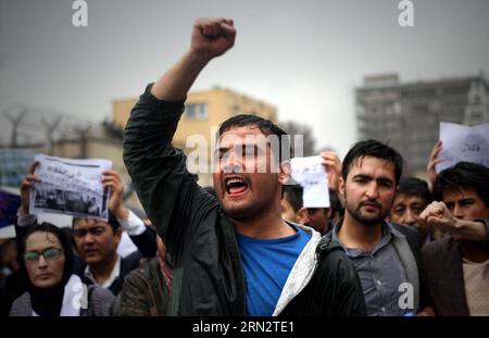 (150324) -- KABUL, 24 marzo 2015 -- il popolo afghano grida slogan durante una protesta chiedendo giustizia per una donna che è stata picchiata a morte a Kabul, Afghanistan, 24 marzo 2015. Una folla arrabbiata ha picchiato a morte una donna e bruciato il suo corpo il 19 marzo per aver presumibilmente bruciato una copia del Corano a Kabul, hanno detto i funzionari di polizia. AFGHANISTAN-KABUL-PROTESTA AhmadxMassoud PUBLICATIONxNOTxINxCHN Kabul 24 marzo 2015 celebrità afghane slogan di Shout durante una protesta che chiede giustizia per una donna che ha picchiato a morte a Kabul Afghanistan 24 marzo 2015 per arrabbiarsi Mob picchiare una donna a morte e bruciare la sua B Foto Stock