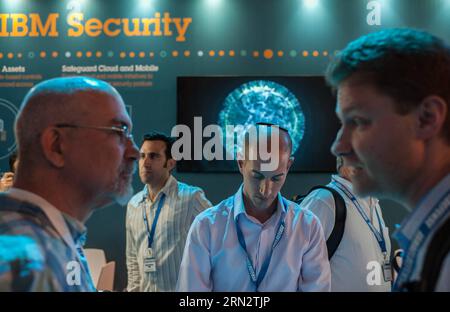 (150324) - TEL AVIV, 24 marzo 2015 -- i visitatori parlano con gli espositori presso uno stand di IBM QRadar Security Intelligence Platform durante il Cybertech 2015 a Tel Aviv, Israele, il 24 marzo 2015. Cybertech 2015, una conferenza ed esposizione internazionale per le soluzioni cyber in tutto il mondo, si è tenuta qui martedì. L'evento di due giorni, attira circa 100 aziende israeliane e internazionali per presentare le ultime innovazioni cybertech nel campo. Sono previste oltre 5.000 persone in delegazioni provenienti da 50 paesi e regioni. Quasi 90 interventi su argomenti di soluzioni informatiche nel curren Foto Stock