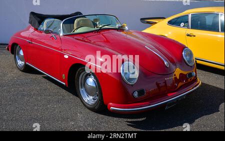 Auto d'epoca Porsche 356 cabriolet rossa in mostra all'autodromo Sunny Day di Melbourne, Australia Foto Stock