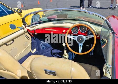 Auto d'epoca Porsche 356 cabriolet rossa in mostra all'autodromo Sunny Day di Melbourne, Australia Foto Stock