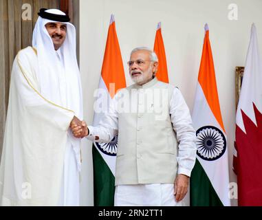 (150325) -- NUOVA DELHI, 25 marzo 2015 -- emiro del Qatar Tamim bin Hamad al-Thani (L) stringe la mano al primo ministro indiano Narendra modi prima del loro incontro alla Hyderabad House a nuova Delhi, India, il 25 marzo 2015. L'emiro Sheikh Tamim bin Hamad al-Thani del Qatar era in visita di stato in India di due giorni. )(zhf) INDIA-NUOVA DELHI-QATAR-MODI-MEETING ParthaxSarkar PUBLICATIONxNOTxINxCHN nuova Delhi marzo 25 2015 Emiro del Qatar Tamim am Hamad al Thani l Shakes mani con i primi ministri indiani Narendra Modes prima del loro incontro ALLA Hyderabad House a nuova Delhi India IL 25 2015 marzo Qatar Foto Stock