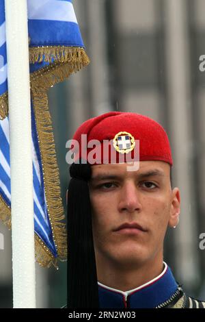 (150325) -- ATENE, 25 marzo 2015 -- Un soldato greco partecipa alla parata del giorno dell'indipendenza ad Atene, in Grecia, il 25 marzo 2014. Il giorno dell'indipendenza segna l'inizio della rivoluzione greca contro il dominio ottomano nel 1821.) (Zhf) GRECIA-ATENE-GIORNO DELL'INDIPENDENZA MariosxLolos PUBLICATIONxNOTxINxCHN Atene marzo 25 2015 un soldato greco partecipa alla Parata del giorno dell'indipendenza ad Atene Grecia IL 25 2014 marzo il giorno dell'indipendenza segna l'inizio della rivoluzione greca contro il dominio OTTOMANO nel 1821 Grecia Atene giorno dell'indipendenza MariosxLolos PUBLICATIONxNOTxINxCHN Foto Stock