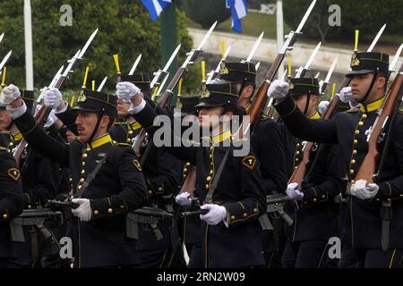 (150325) -- ATENE, 25 marzo 2015 -- il personale militare greco partecipa alla parata del giorno dell'indipendenza ad Atene, Grecia, il 25 marzo 2014. Il giorno dell'indipendenza segna l'inizio della rivoluzione greca contro il dominio ottomano nel 1821.) (Zhf) GRECIA-ATENE-GIORNO DELL'INDIPENDENZA MariosxLolos PUBLICATIONxNOTxINxCHN Atene marzo 25 2015 il personale militare greco partecipa alla Parata del giorno dell'indipendenza ad Atene Grecia IL 25 2014 marzo il giorno dell'indipendenza segna l'inizio della rivoluzione greca contro il dominio OTTOMANO nel 1821 Grecia Atene giorno dell'indipendenza MariosxLolos PUBLICATIONxNOTxINxCHN Foto Stock