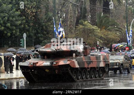 (150325) -- ATENE, 25 marzo 2015 -- Un carro armato militare partecipa alla parata del giorno dell'indipendenza ad Atene, in Grecia, il 25 marzo 2014. Il giorno dell'indipendenza segna l'inizio della rivoluzione greca contro il dominio ottomano nel 1821.) (Zhf) GRECIA-ATENE-GIORNO DELL'INDIPENDENZA MariosxLolos PUBLICATIONxNOTxINxCHN Atene marzo 25 2015 un carro armato militare partecipa alla Parata del giorno dell'indipendenza ad Atene Grecia IL 25 2014 marzo il giorno dell'indipendenza segna l'inizio della rivoluzione greca contro il dominio OTTOMANO nel 1821 Grecia Atene giorno dell'indipendenza MariosxLolos PUBLICATIONxNOTxINxCHN Foto Stock